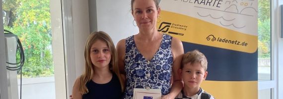 Gewinnerin Nadja B. beim entgegennehmen des Restaurantgutscheins.