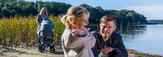 Eine Familie am Straussee