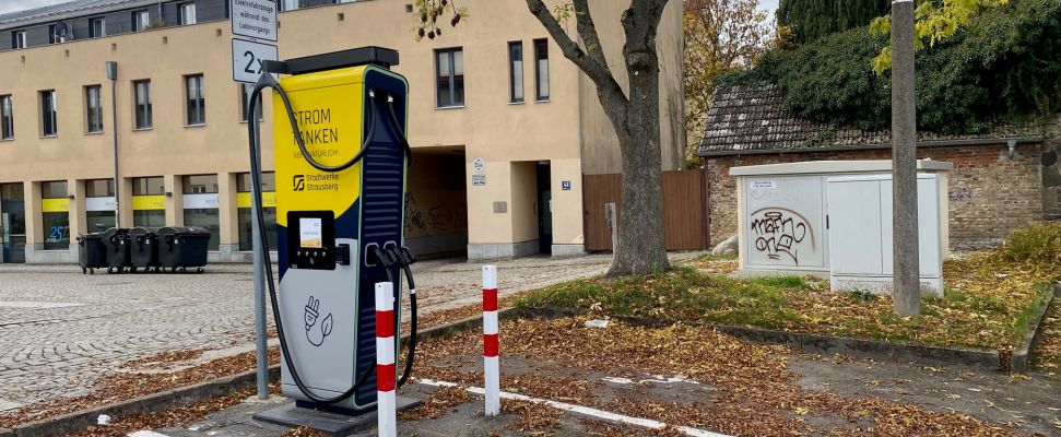 Bild von großer Ladesäule auf Parkplatz