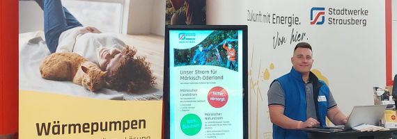 Mitarbeiter an Vertriebsstand